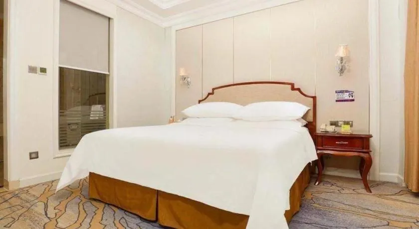 Bed in Vienna Hotel Guangzhou Baiyun College Jinyuan Plaza