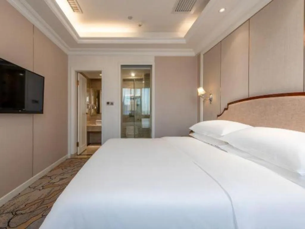 Bed in Vienna Hotel Guangzhou Baiyun College Jinyuan Plaza