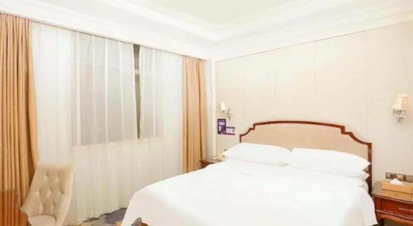 Bed in Vienna Hotel Guangzhou Baiyun College Jinyuan Plaza