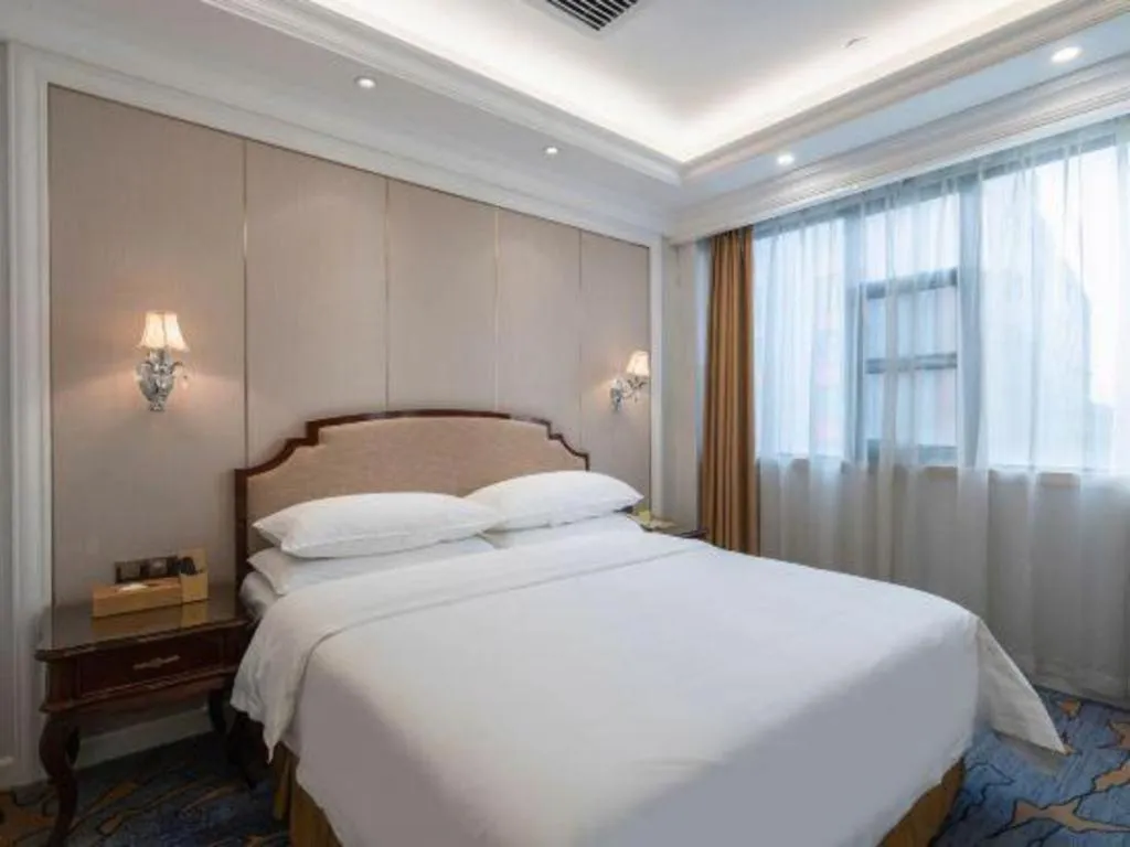 Bed in Vienna Hotel Guangzhou Baiyun College Jinyuan Plaza
