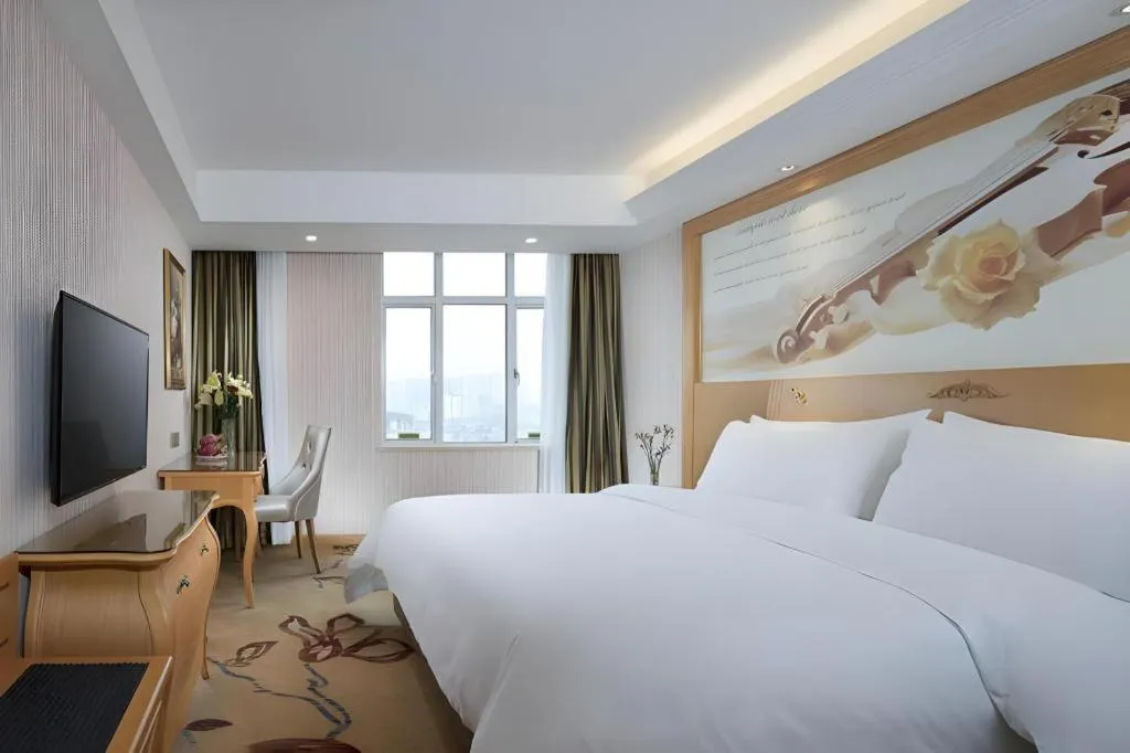 Bed in Vienna Hotel Guangdong Zhongshan Caihong Avenue
