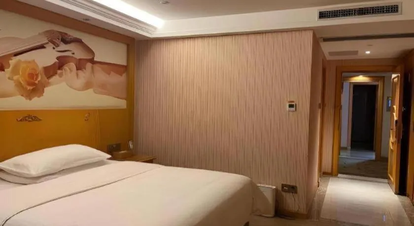 Bed in Vienna Hotel Guangdong Zhongshan Caihong Avenue