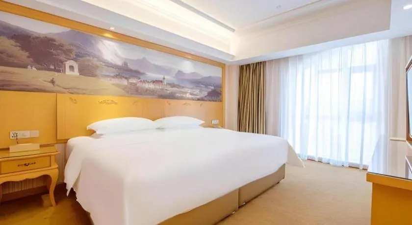 Bed in Vienna Hotel Guangdong Zhongshan Caihong Avenue