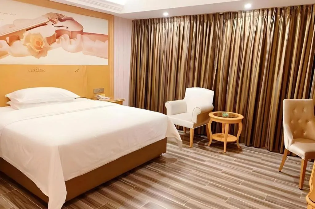 Bed in Vienna Hotel Guangdong Zhongshan Caihong Avenue