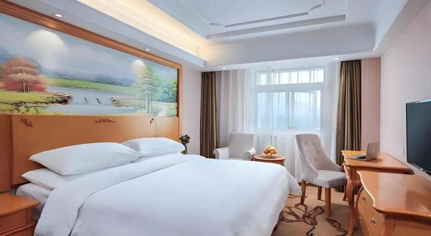 Bed in Vienna Hotel Guangdong Zhongshan Caihong Avenue