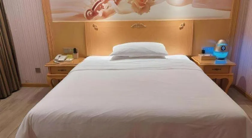 Bed in Vienna Hotel Guangdong Zhongshan Caihong Avenue