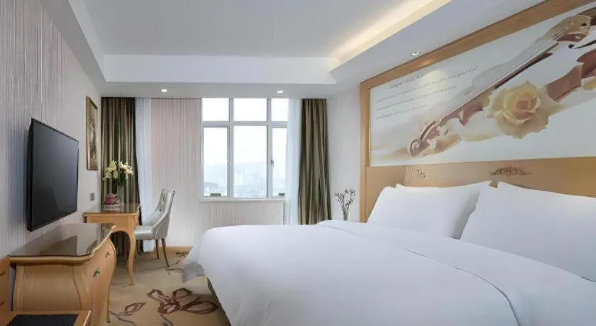 Bed in Vienna Hotel Guangdong Zhongshan Caihong Avenue
