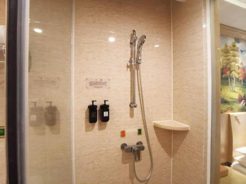 Vienna Hotel Shenzhen Window of the World Qiaochengdong Metro Station