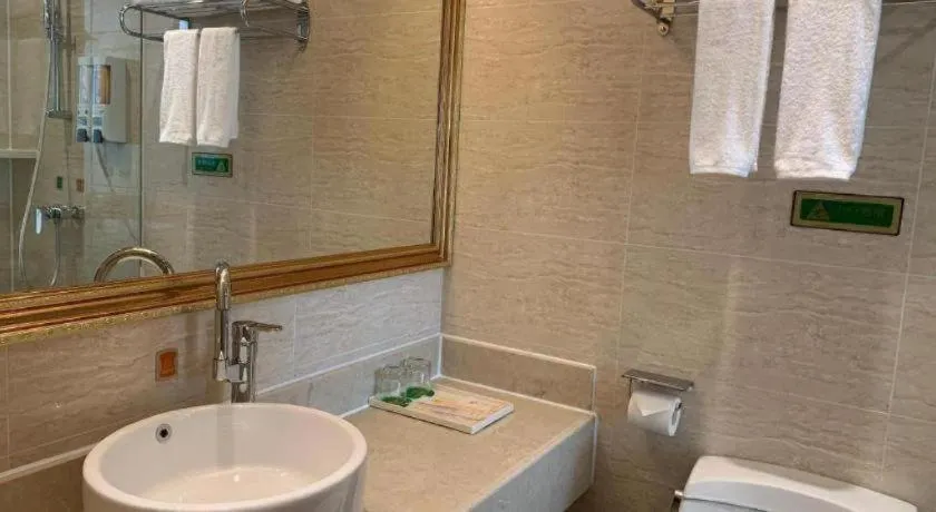 Vienna Hotel Shenzhen Window of the World Qiaochengdong Metro Station