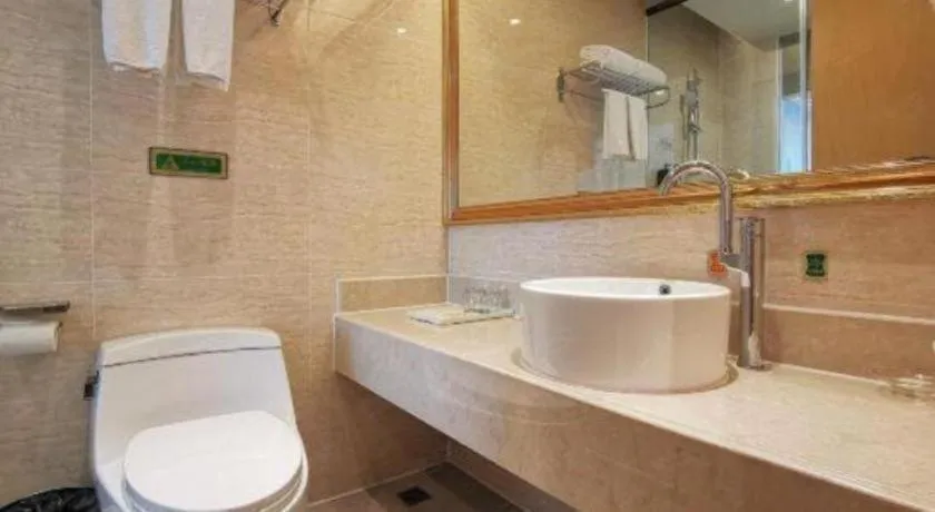 Vienna Hotel Shenzhen Window of the World Qiaochengdong Metro Station