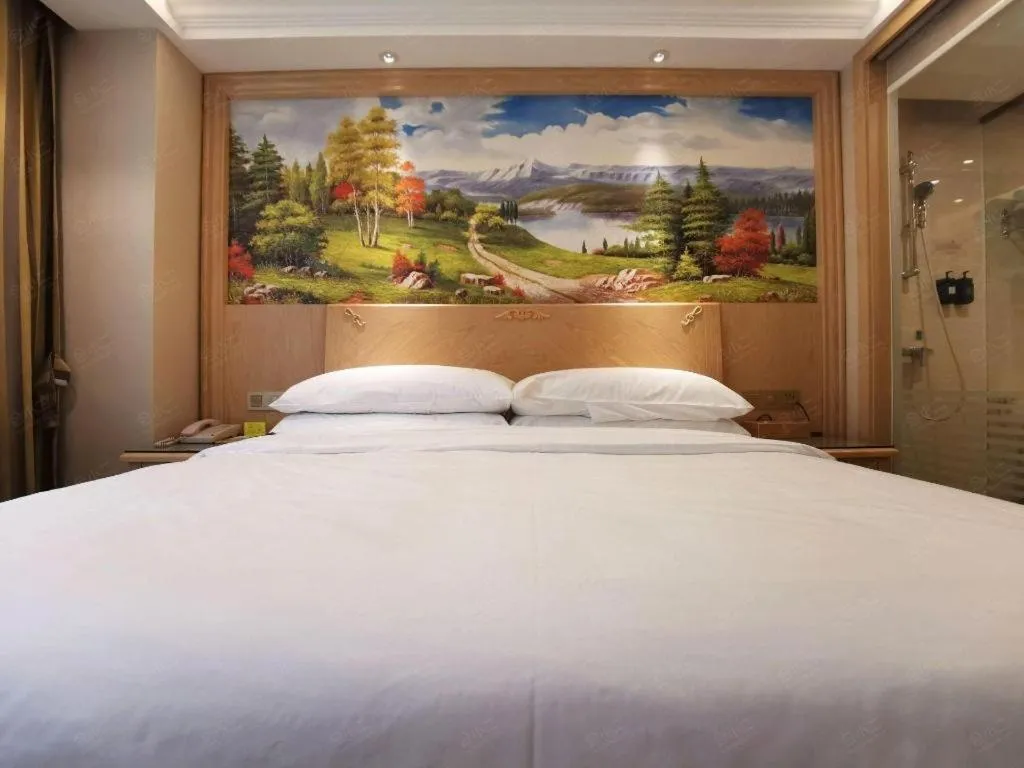 Bed in Vienna Hotel Shenzhen Window of the World Qiaochengdong Metro Station