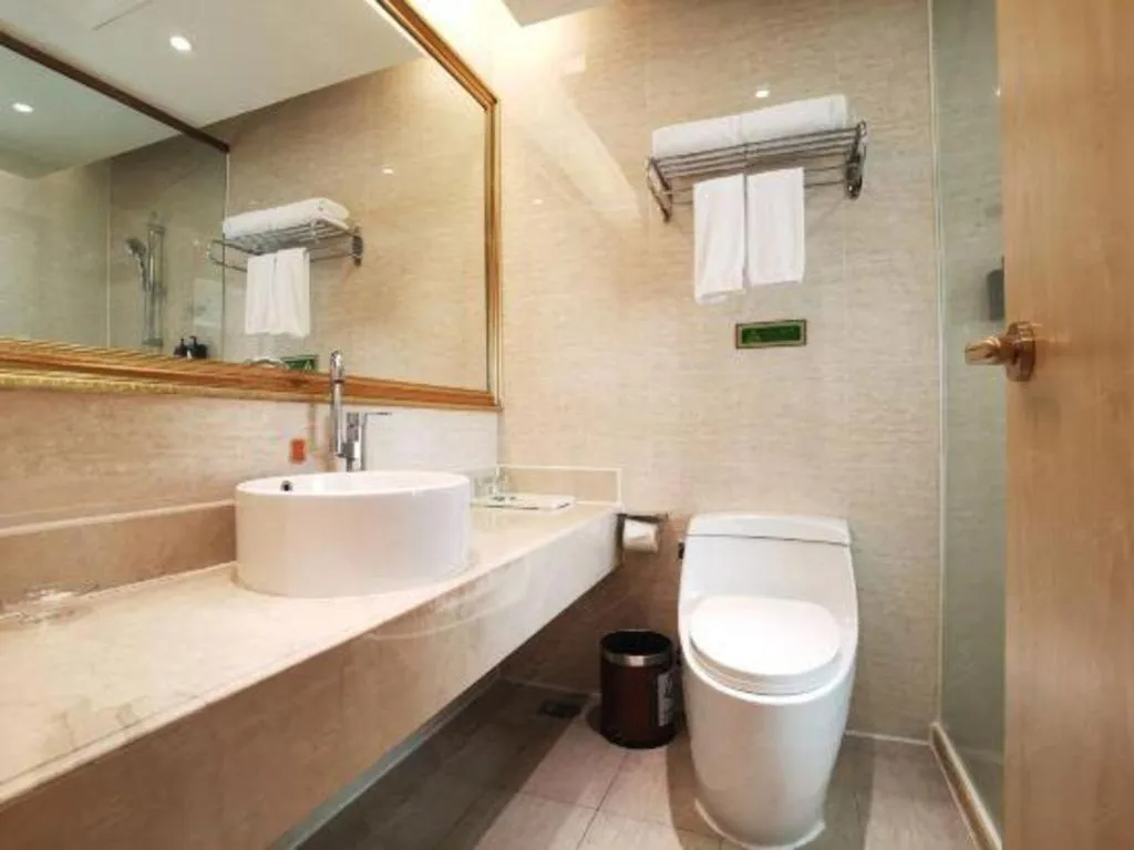 Vienna Hotel Shenzhen Window of the World Qiaochengdong Metro Station