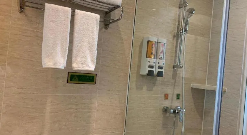 Vienna Hotel Shenzhen Window of the World Qiaochengdong Metro Station