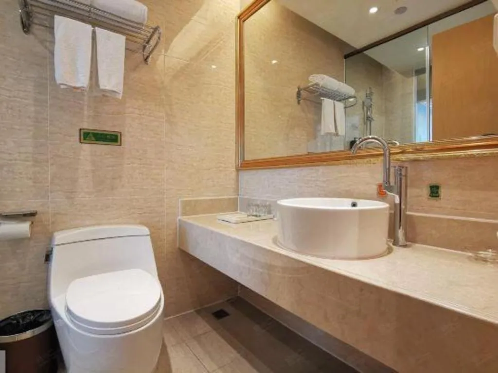 Vienna Hotel Shenzhen Window of the World Qiaochengdong Metro Station