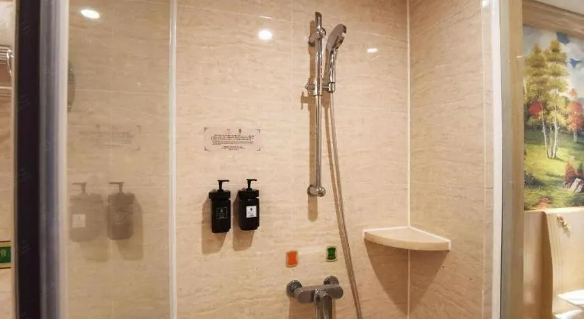 Vienna Hotel Shenzhen Window of the World Qiaochengdong Metro Station