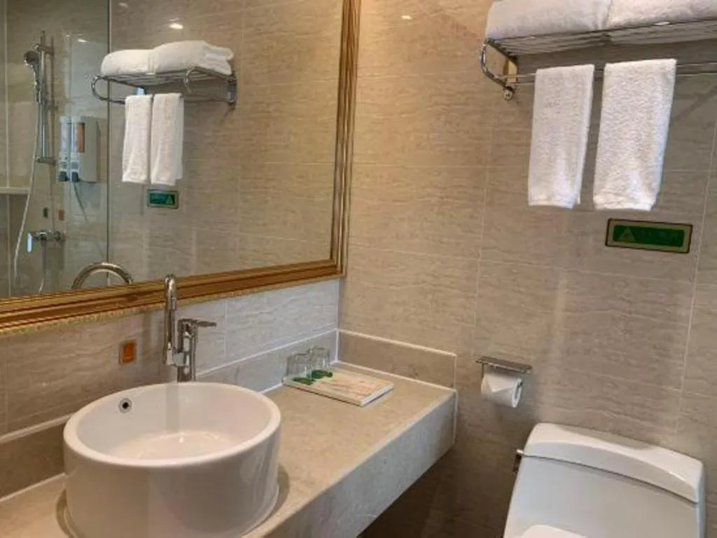 Vienna Hotel Shenzhen Window of the World Qiaochengdong Metro Station