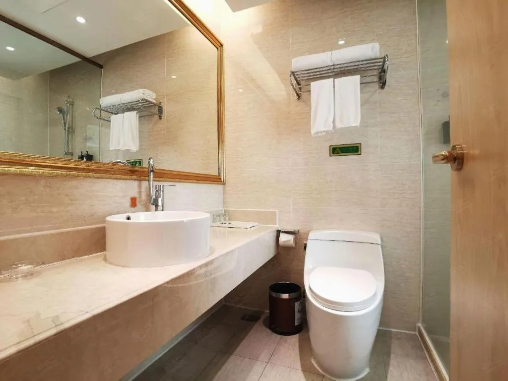 Vienna Hotel Shenzhen Window of the World Qiaochengdong Metro Station