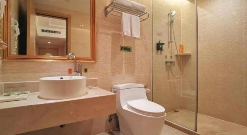 Vienna Hotel Shenzhen Window of the World Qiaochengdong Metro Station