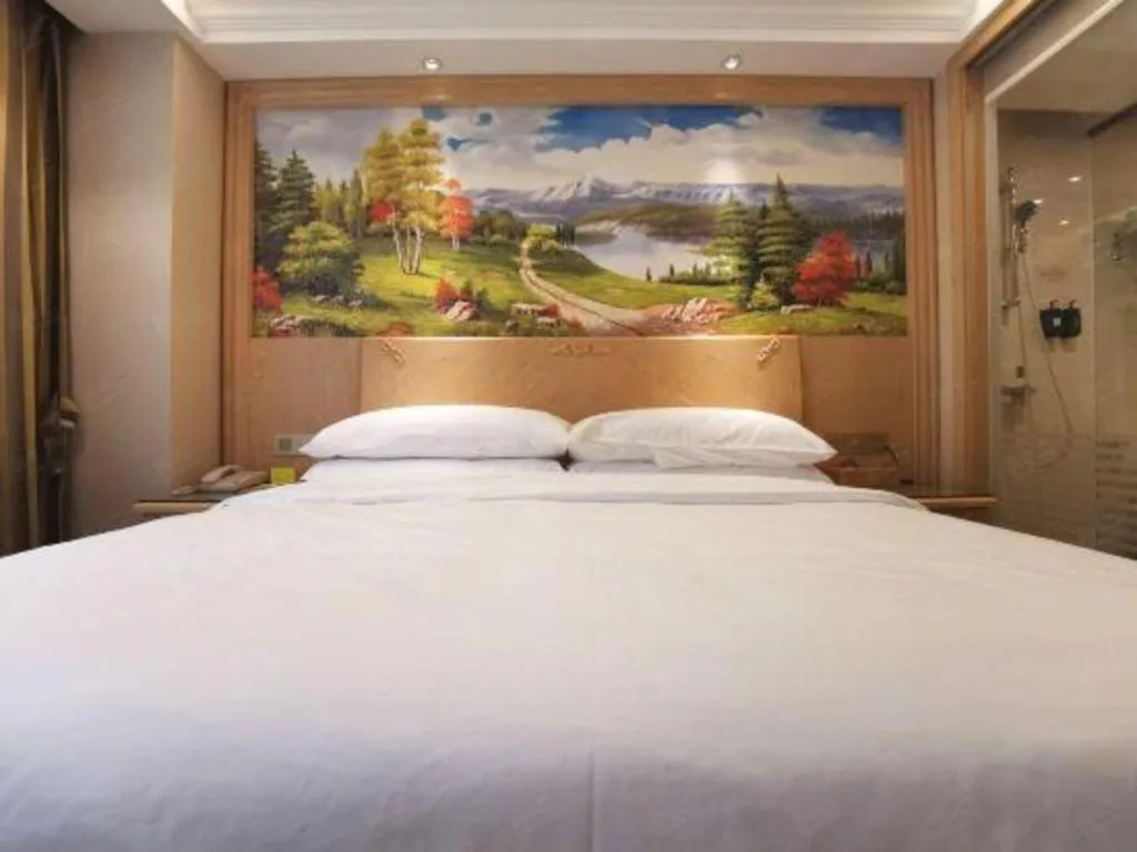 Bed in Vienna Hotel Shenzhen Window of the World Qiaochengdong Metro Station