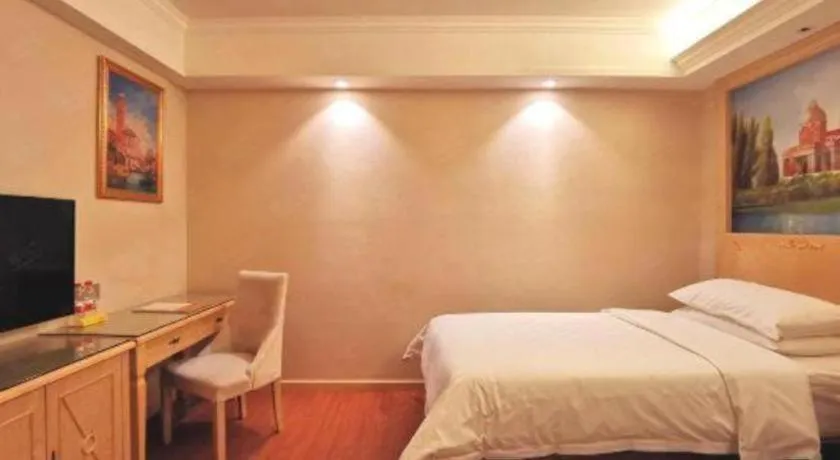 Bed in Vienna Hotel Shenzhen Window of the World Qiaochengdong Metro Station