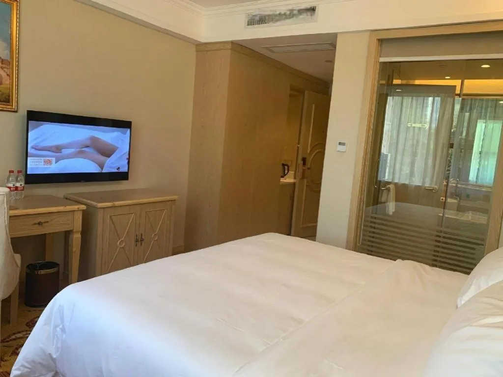 Bed in Vienna Hotel Shenzhen Window of the World Qiaochengdong Metro Station