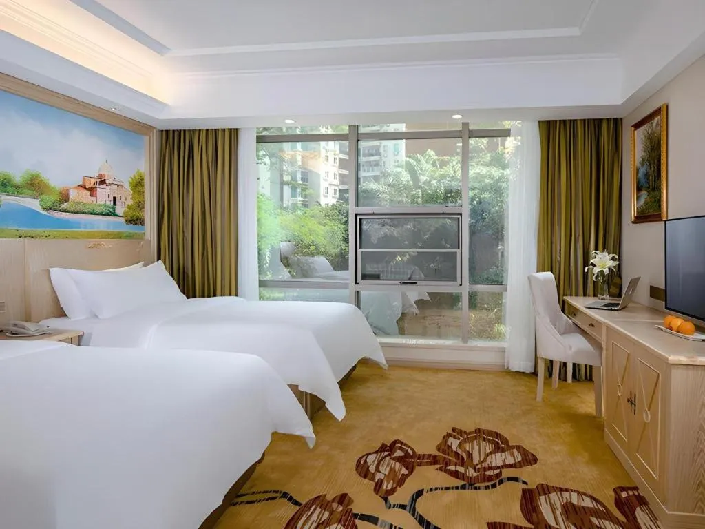 Bed in Vienna Hotel Shenzhen Window of the World Qiaochengdong Metro Station