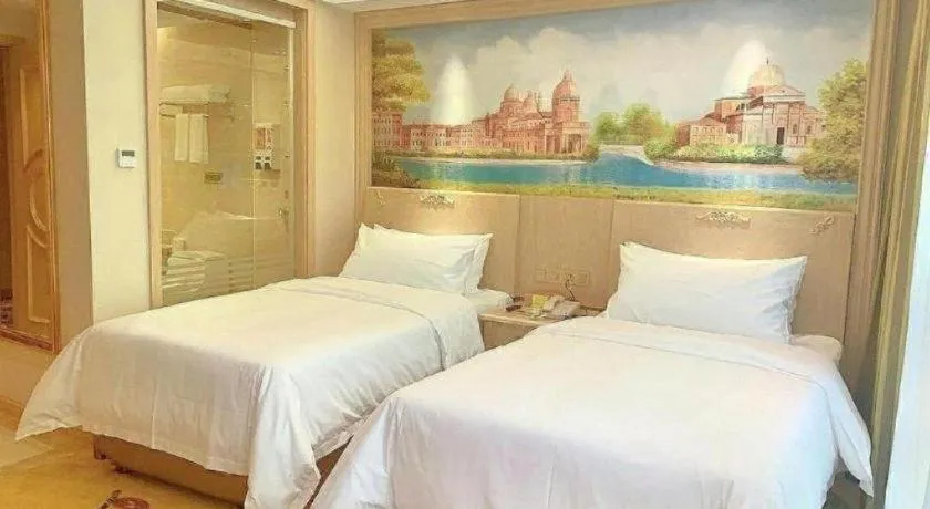 Bed in Vienna Hotel Shenzhen Window of the World Qiaochengdong Metro Station