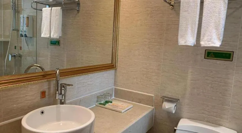 Vienna Hotel Shenzhen Window of the World Qiaochengdong Metro Station