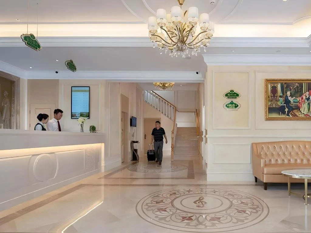 Vienna Hotel Shenzhen Window of the World Qiaochengdong Metro Station