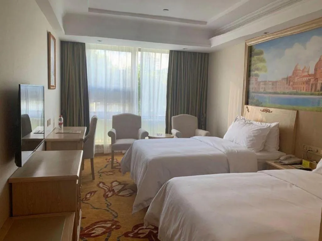 Bed in Vienna Hotel Shenzhen Window of the World Qiaochengdong Metro Station