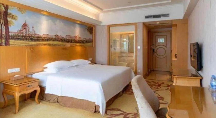 Bed in Vienna Hotel Shenzhen Window of the World Qiaochengdong Metro Station