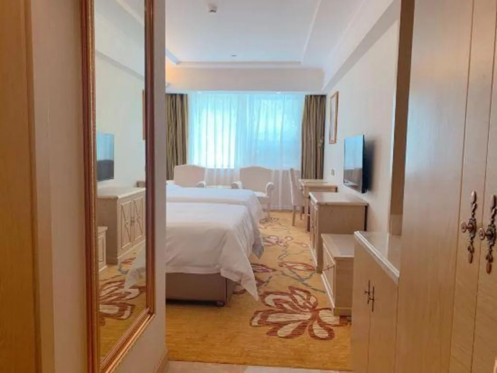 Bed in Vienna Hotel Shenzhen Window of the World Qiaochengdong Metro Station