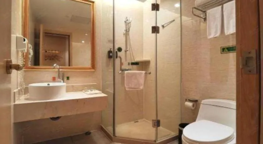 Vienna Hotel Shenzhen Window of the World Qiaochengdong Metro Station