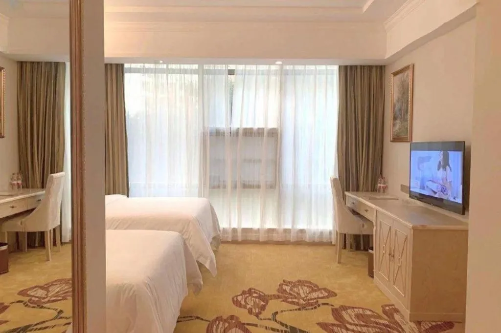 Bed in Vienna Hotel Shenzhen Window of the World Qiaochengdong Metro Station