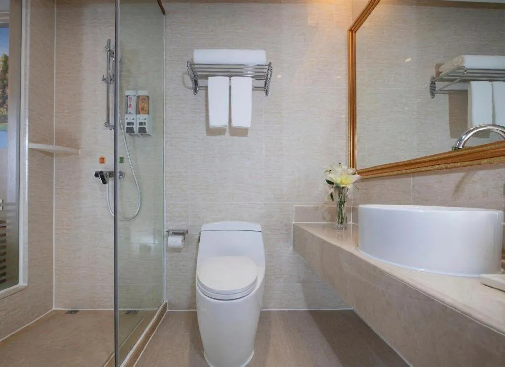 Vienna Hotel Shenzhen Window of the World Qiaochengdong Metro Station