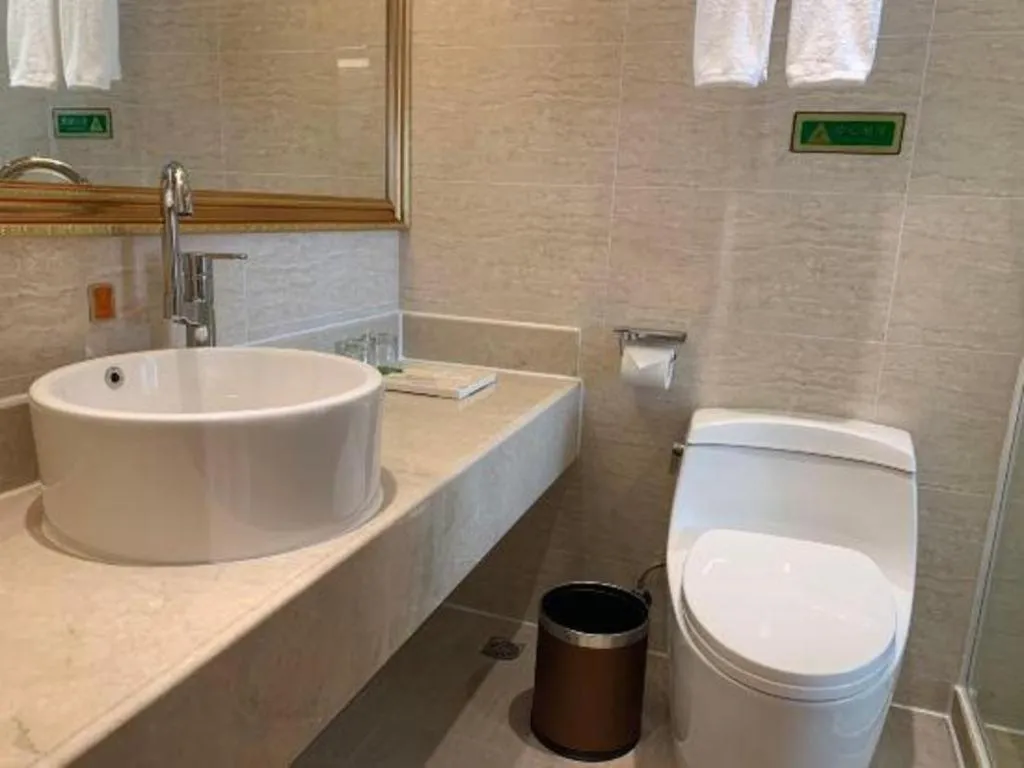 Vienna Hotel Shenzhen Window of the World Qiaochengdong Metro Station