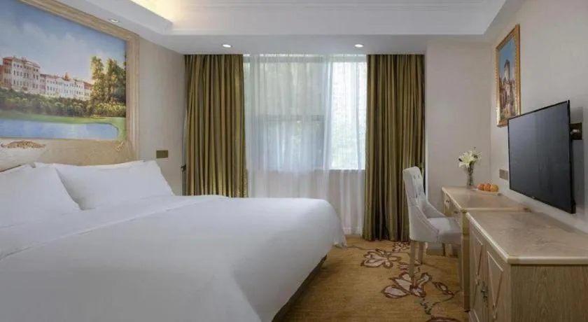 Bed in Vienna Hotel Shenzhen Window of the World Qiaochengdong Metro Station