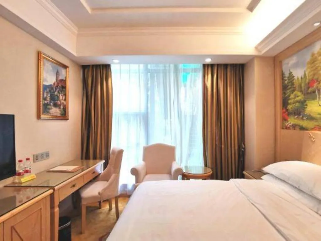 Bed in Vienna Hotel Shenzhen Window of the World Qiaochengdong Metro Station