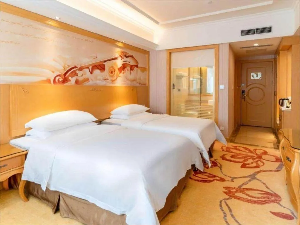 Bed in Vienna Hotel Shenzhen Window of the World Qiaochengdong Metro Station