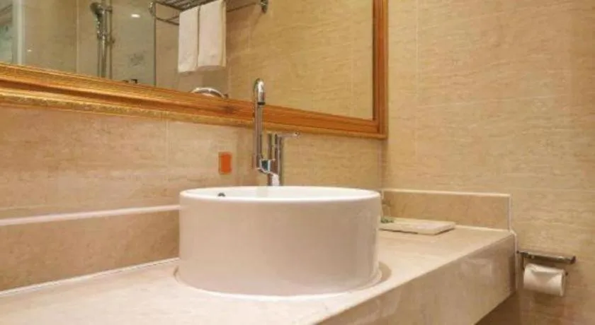 Vienna Hotel Shenzhen Window of the World Qiaochengdong Metro Station