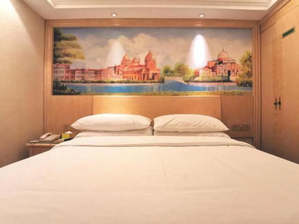 Bed in Vienna Hotel Shenzhen Window of the World Qiaochengdong Metro Station