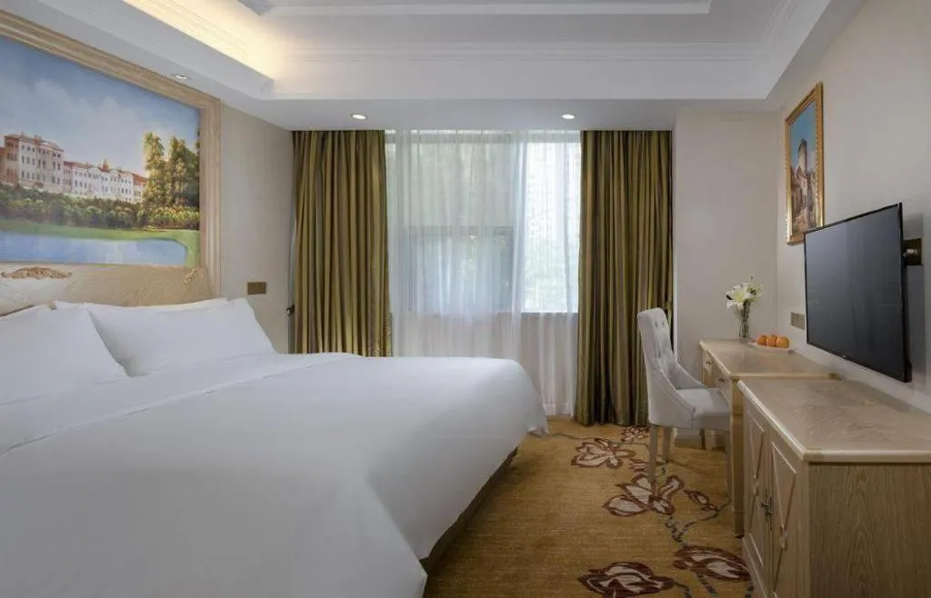 Bed in Vienna Hotel Shenzhen Window of the World Qiaochengdong Metro Station