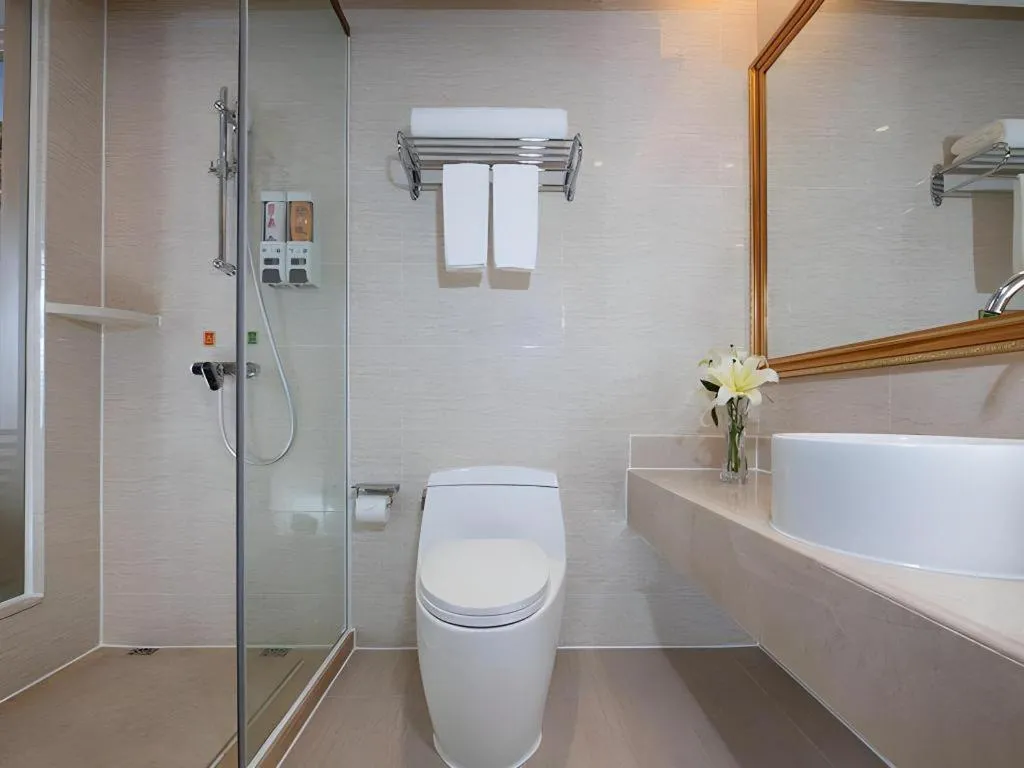 Vienna Hotel Shenzhen Window of the World Qiaochengdong Metro Station