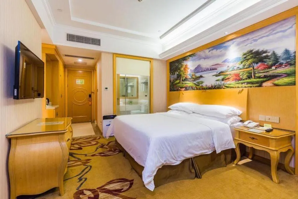 Bed in Vienna Hotel Guangdong Meizhou Fengshun