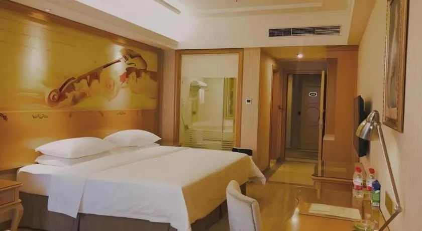 Bed in Vienna Hotel Guangdong Meizhou Fengshun