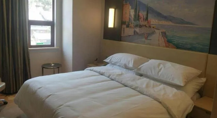 Bed in Vienna Hotel Yunnan Lijiang Ancient City