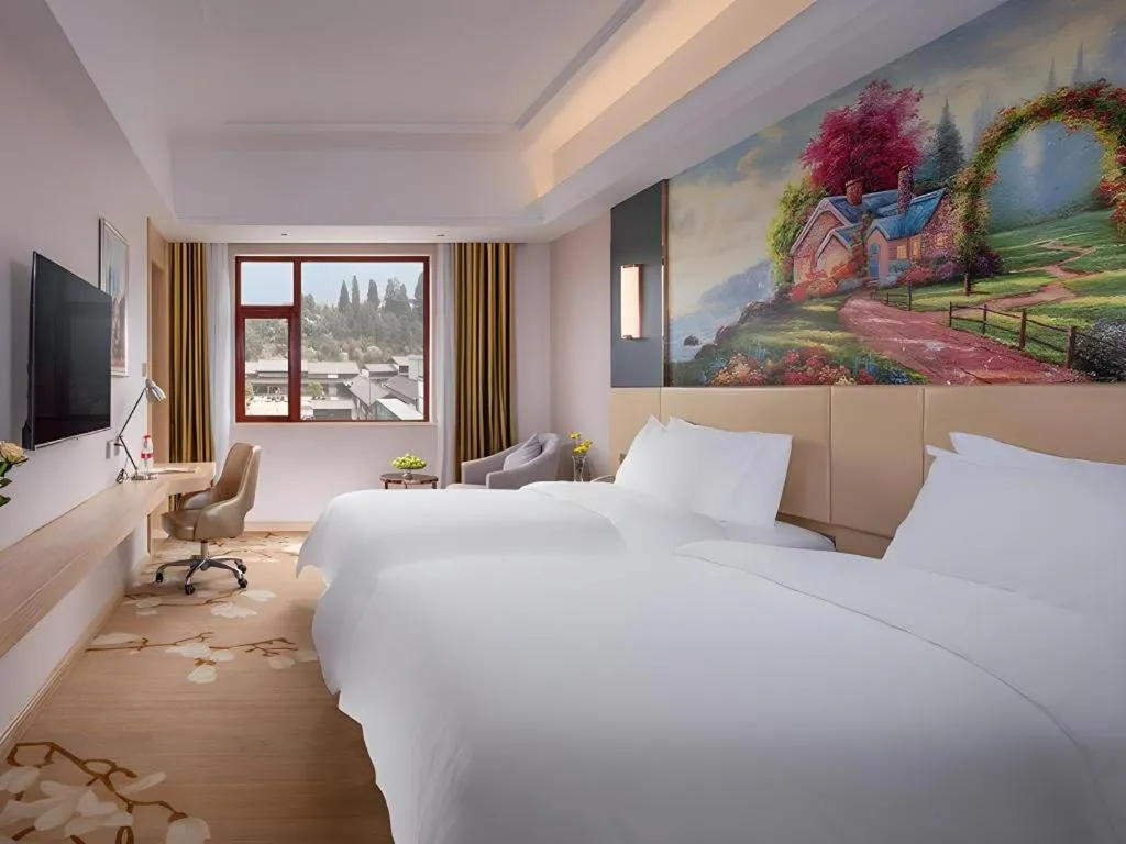 Bed in Vienna Hotel Yunnan Lijiang Ancient City