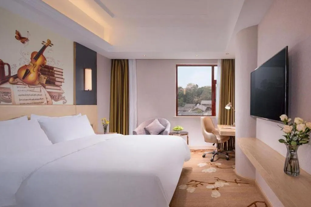 Bed in Vienna Hotel Yunnan Lijiang Ancient City