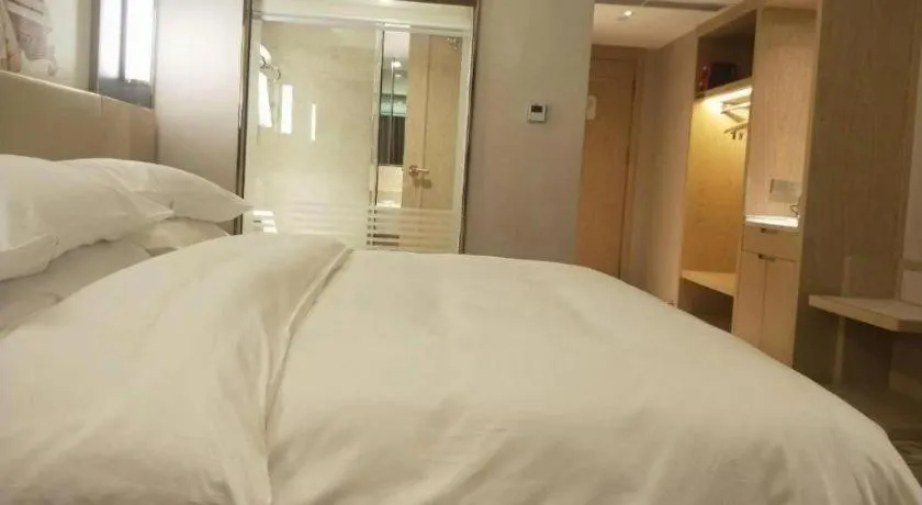 Bed in Vienna Hotel Yunnan Lijiang Ancient City