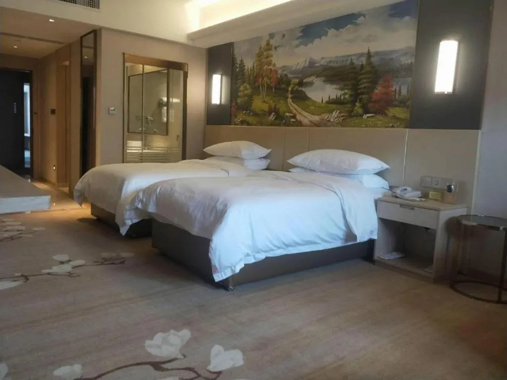 Bed in Vienna Hotel Yunnan Lijiang Ancient City